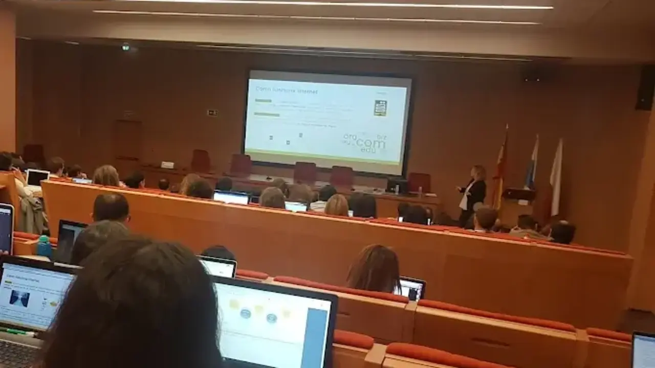 Varios estudiantes en el UC. / A.E