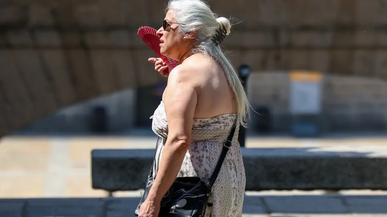 Una mujer se abanica durante la ola de calor. / Marta Fern&aacute;ndez
