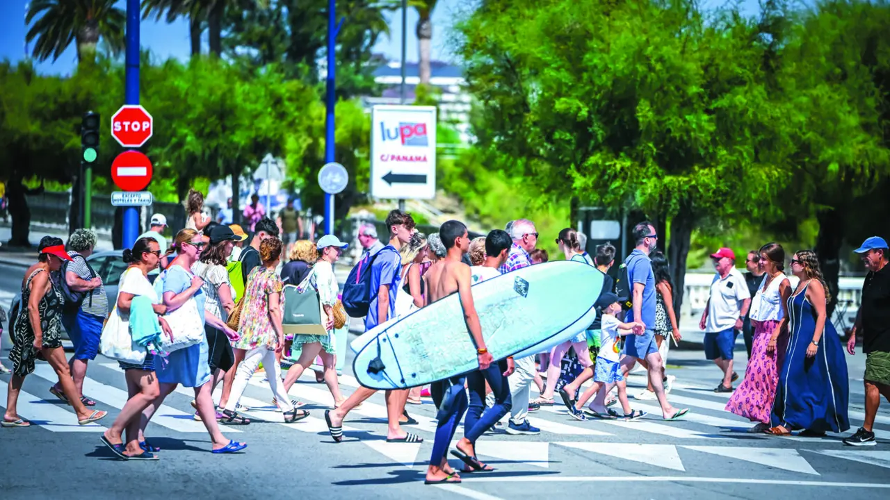 Varias personas en la zona de El Sardinero durante una de las jornadas de altas temperaturas que atraviesa la regi&oacute;n. / Alerta