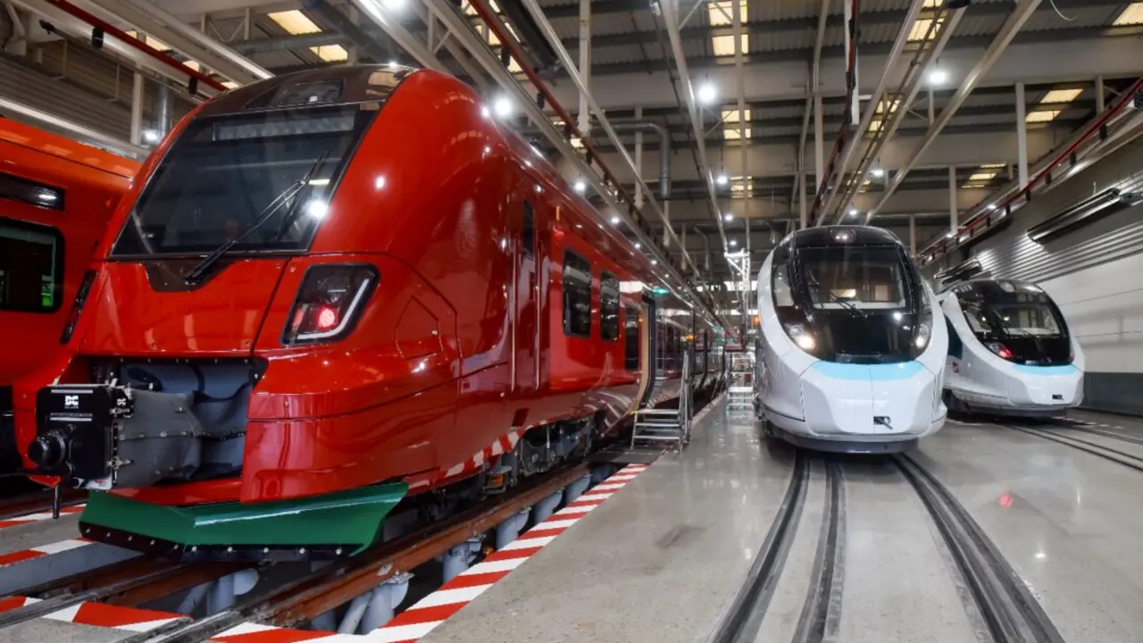 Algunos de los nuevos trenes de ancho m&eacute;trico de Renfe que ser&aacute;n como los que lleguen a la regi&oacute;n. / alerta