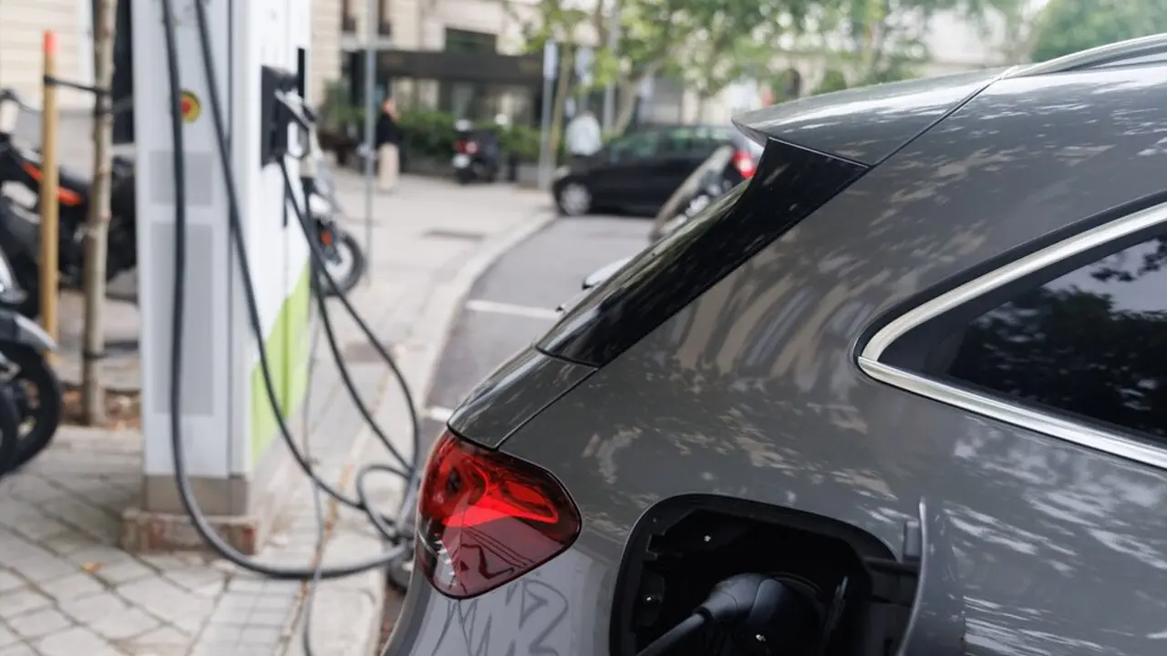 Un veh&iacute;culo en un punto de recarga el&eacute;ctrica. / Eduardo Parra