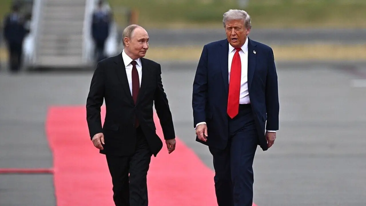 Donald Trump y Vladimir Putin caminan por una alfombra roja a su llegada a Alaska. / Sergey Bobylev