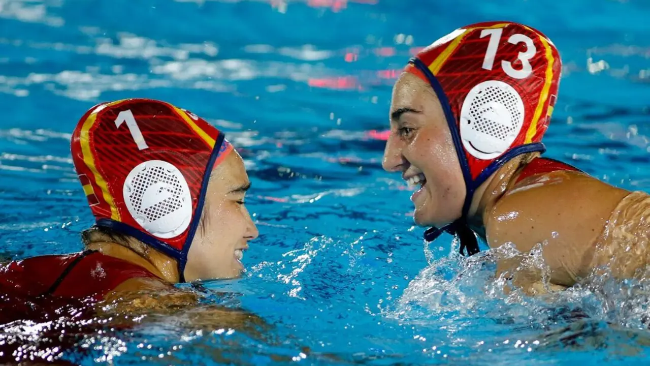 Dos de las jugadoras de la Selecci&oacute;n femenina de waterpolo. / RFEN