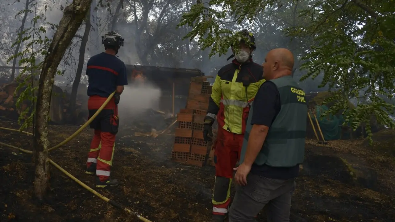 Varios servicios de emergencia trabajan en la extinci&oacute;n del fuego. / Rosa Veiga