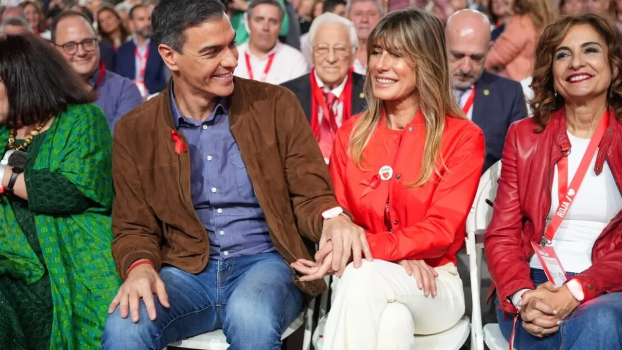 El presidente del Gobierno, Pedro S&aacute;nchez, en la clausura del 41 Congreso Federal del PSOE junto a su mujer, Bego&ntilde;a G&oacute;mez. / Francisco Daguerre