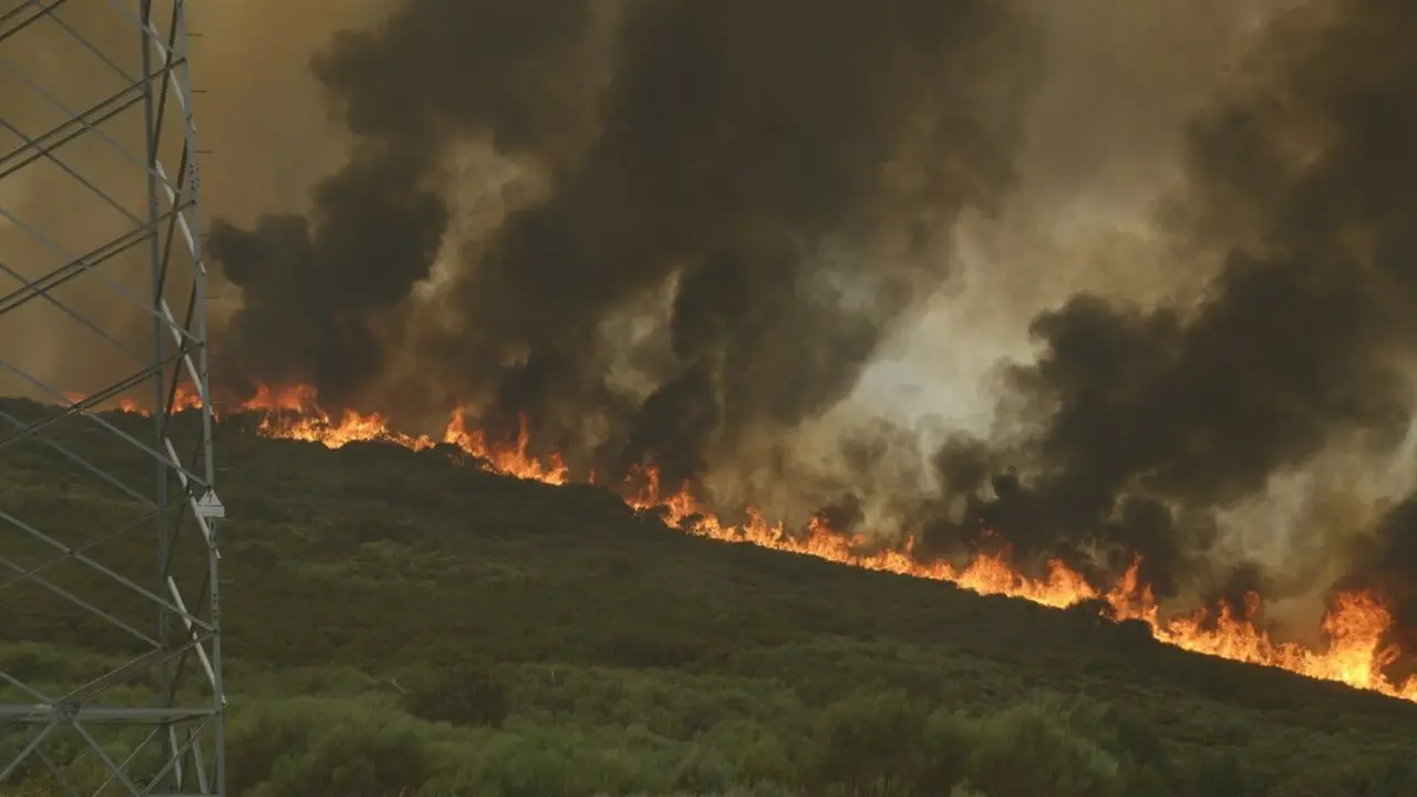 Un incendio forestal por la zona de Galicia. / Rosa Veiga