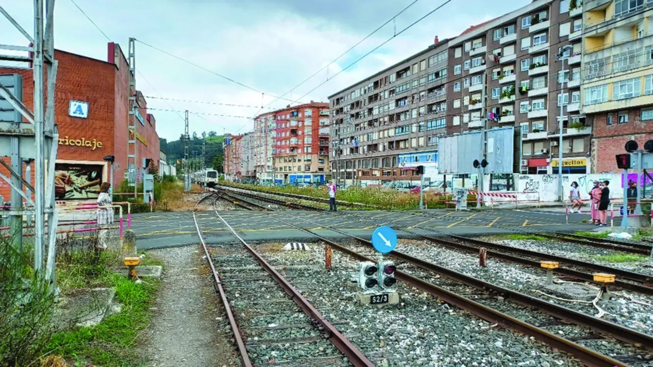 El proyecto incluye el soterramiento, una nueva estaci&oacute;n y un aparcamiento subterr&aacute;neo. / Alerta