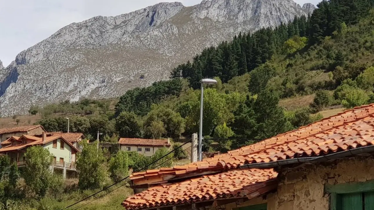 Al salir del Desfiladero de la Hermida, lo primero que encuentra el viajero es un peque&ntilde;o n&uacute;cleo rural. / A.G.