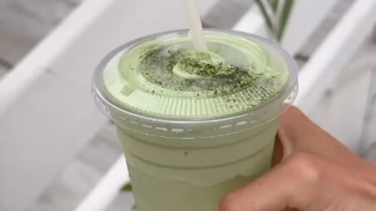 Una de las combinaciones de t&eacute; matcha que tienen. / Lana Bowls