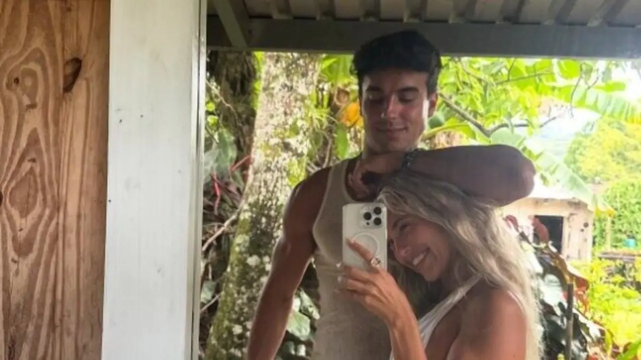 Ana Mena y &Oacute;scar Casas en una imagen de sus vacaciones. / Instagram