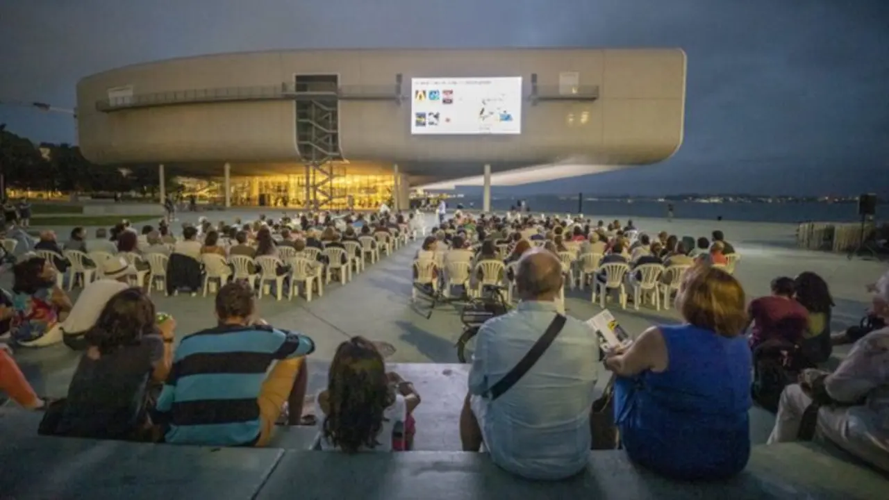 proyecci&oacute;n de una pelicula del ciclo de verano en el Centro bot&iacute;n. / x