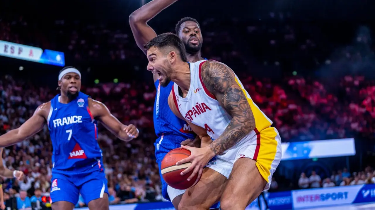 Willy durante una acci&oacute;n ante Francia. / @BaloncestoESP