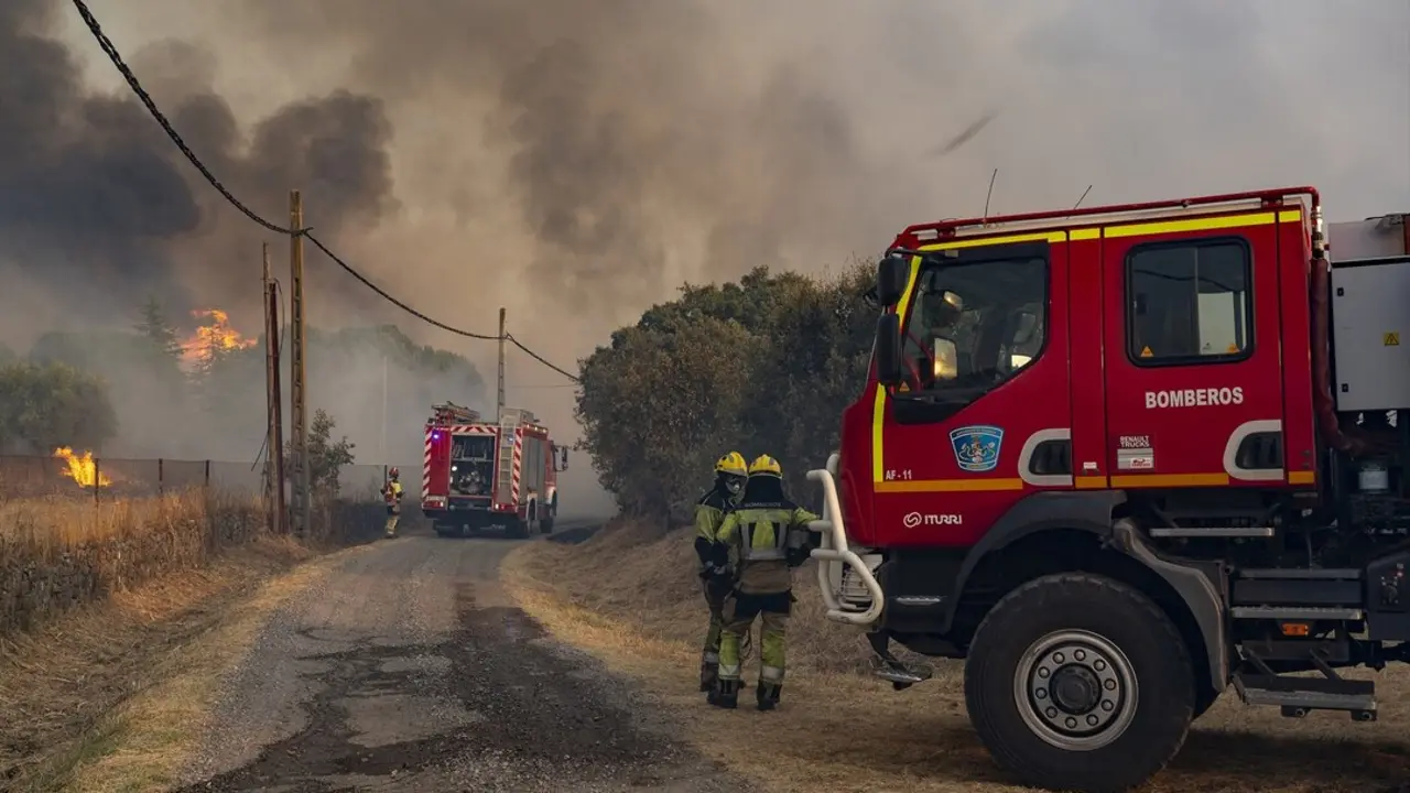 Bomberos trabajan en las tareas de extinci&oacute;n en la zona de Extremadura. / Carlos Criado
