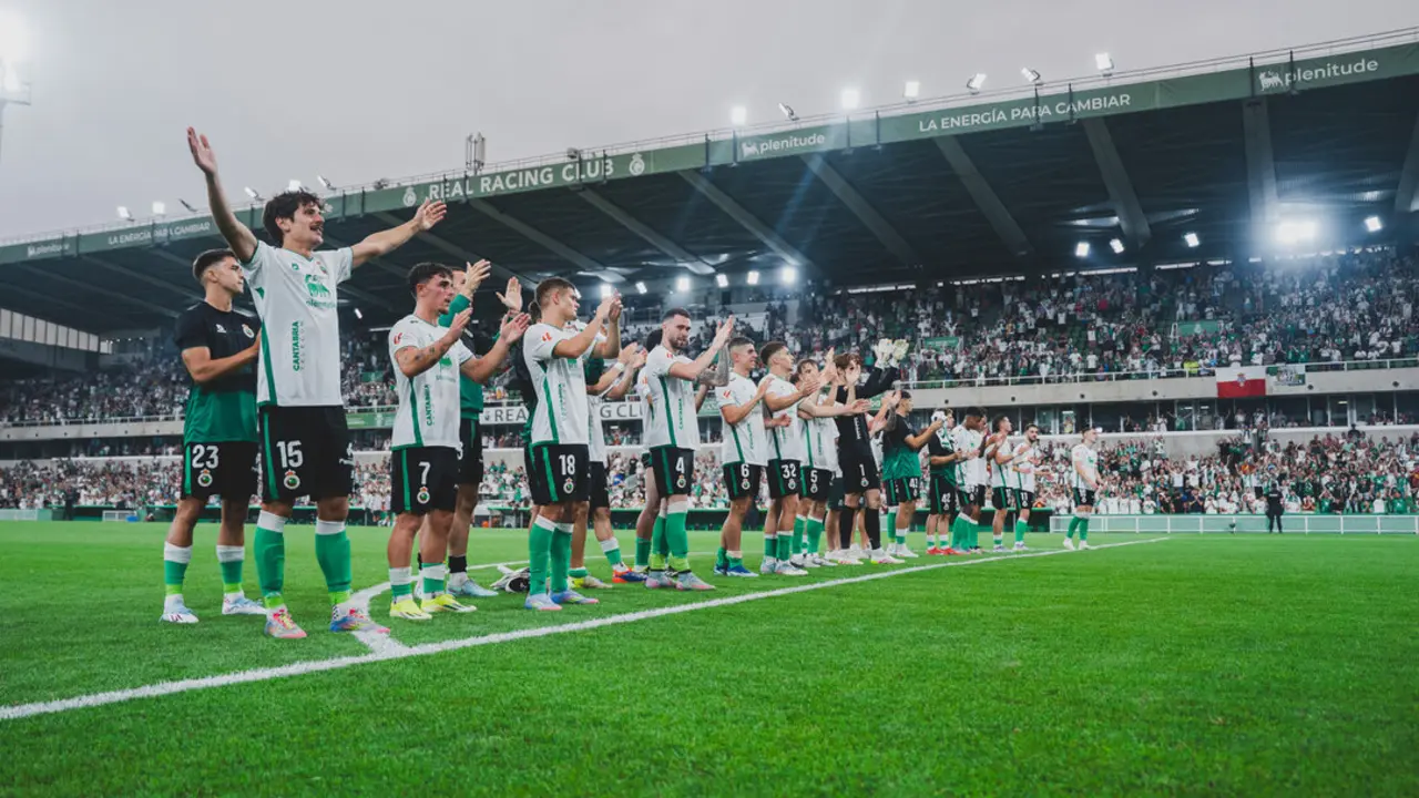 Los jugadores del Racing durante la celebraci&oacute;n con la afici&oacute;n. / RRC