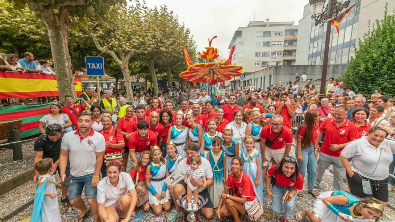 La carroza 'Pandora', de Francis 2, gana la Gala Floral de Torrelavega. /  G.HERNANDEZ