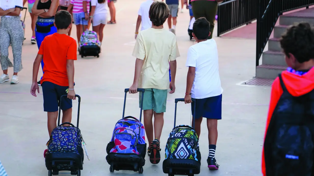 Varios alumnos llegando al colegio en su primer d&iacute;a de clases durante el inicio del curso escolar del a&ntilde;o pasado. / Alerta