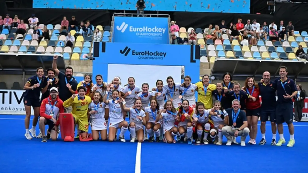 La selecci&oacute;n espa&ntilde;ola femenina de hockey sobre hierba conquista la medalla de bronce en el Campeonato de Europa. / RFEH