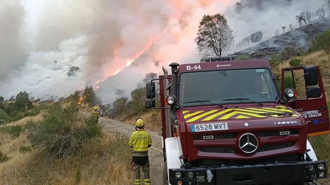 Medios de'INFOAR' proseguen en las labores de extinci&oacute;n del incendio forestal de Barniedo de la Reina (Le&oacute;n). / INFOAR