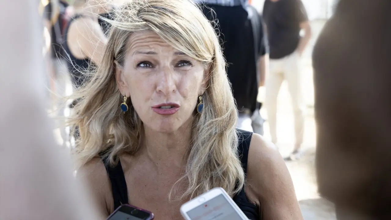 La vicepresidenta segunda y ministra de Trabajo y Econom&iacute;a Social, Yolanda D&iacute;az, atiende a los medios. / Adri&aacute;n Irago