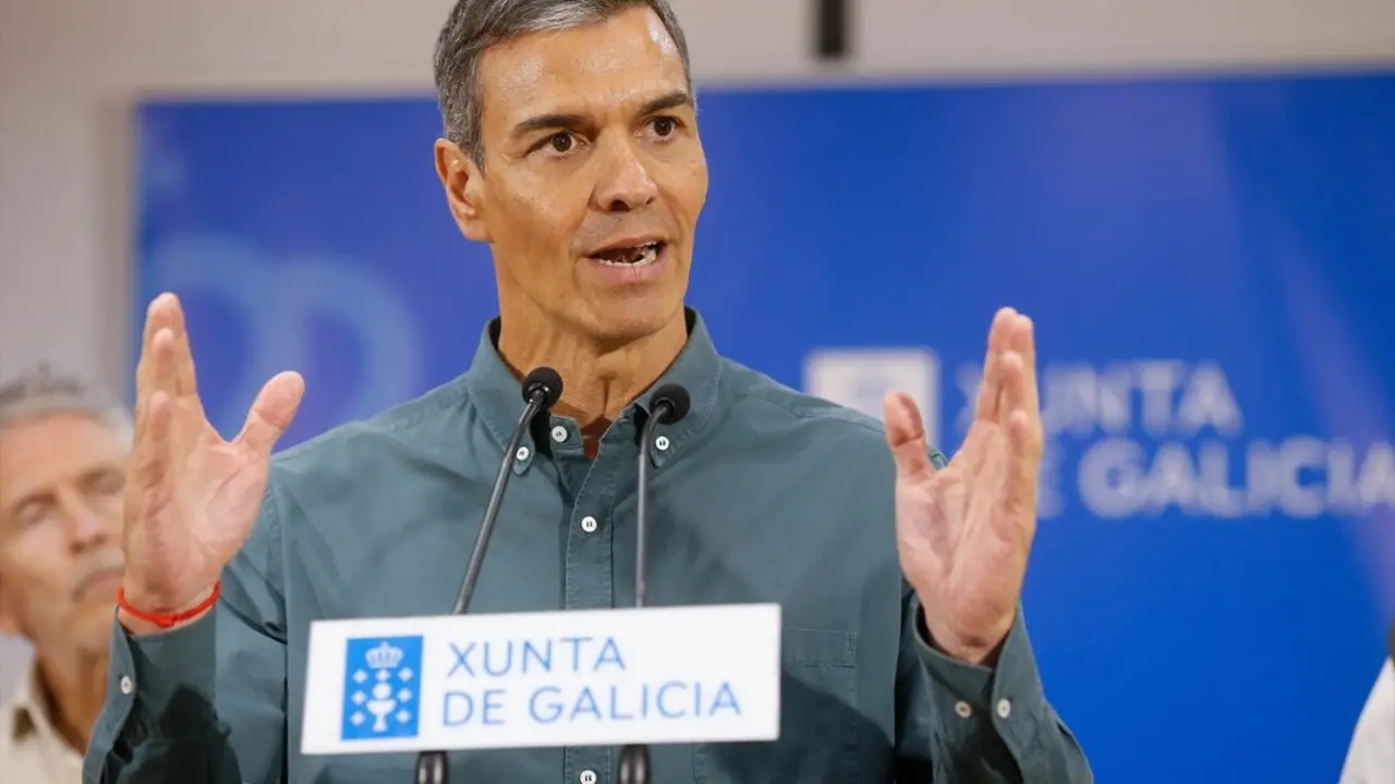 El presidente del Gobierno, Pedro S&aacute;nchez, interviene durante su visita al Centro de Coordinaci&oacute;n Operativo contra incendios de Ourense. / Carlos Castro