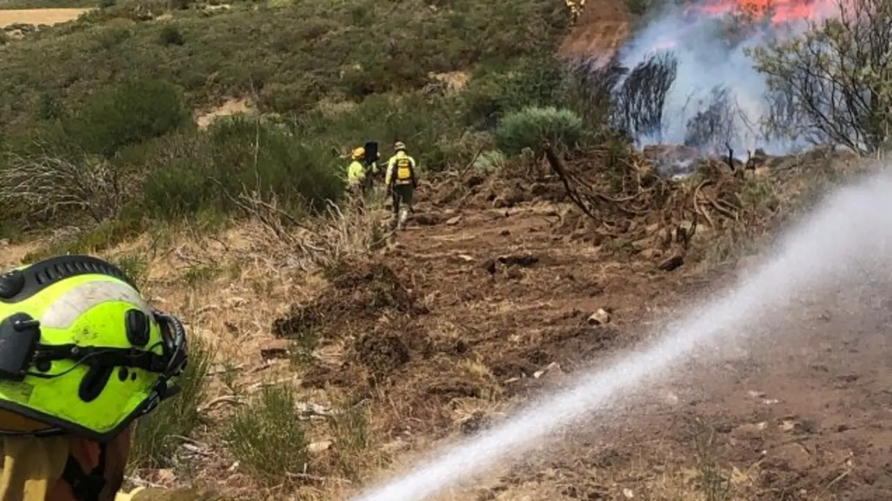 Los bomberos contin&uacute;an con sus labores de extinci&oacute;n. / 112 Cantabria