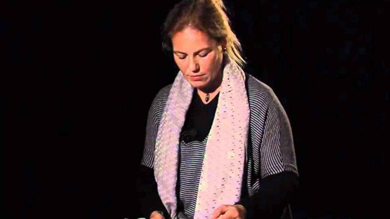 La poeta c&aacute;ntabra Mari&aacute;n B&aacute;rcena durante un recital. / x