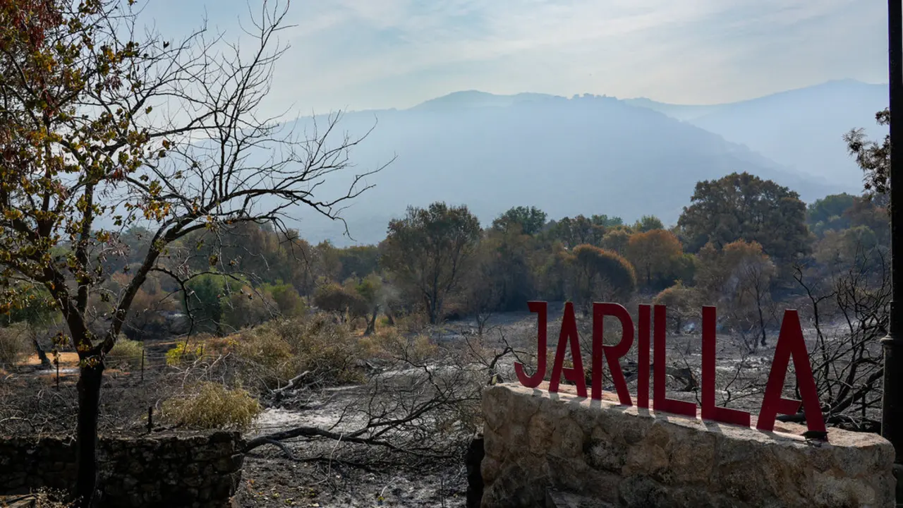 Cartel de Jarilla con los alrededores quemados. / EP