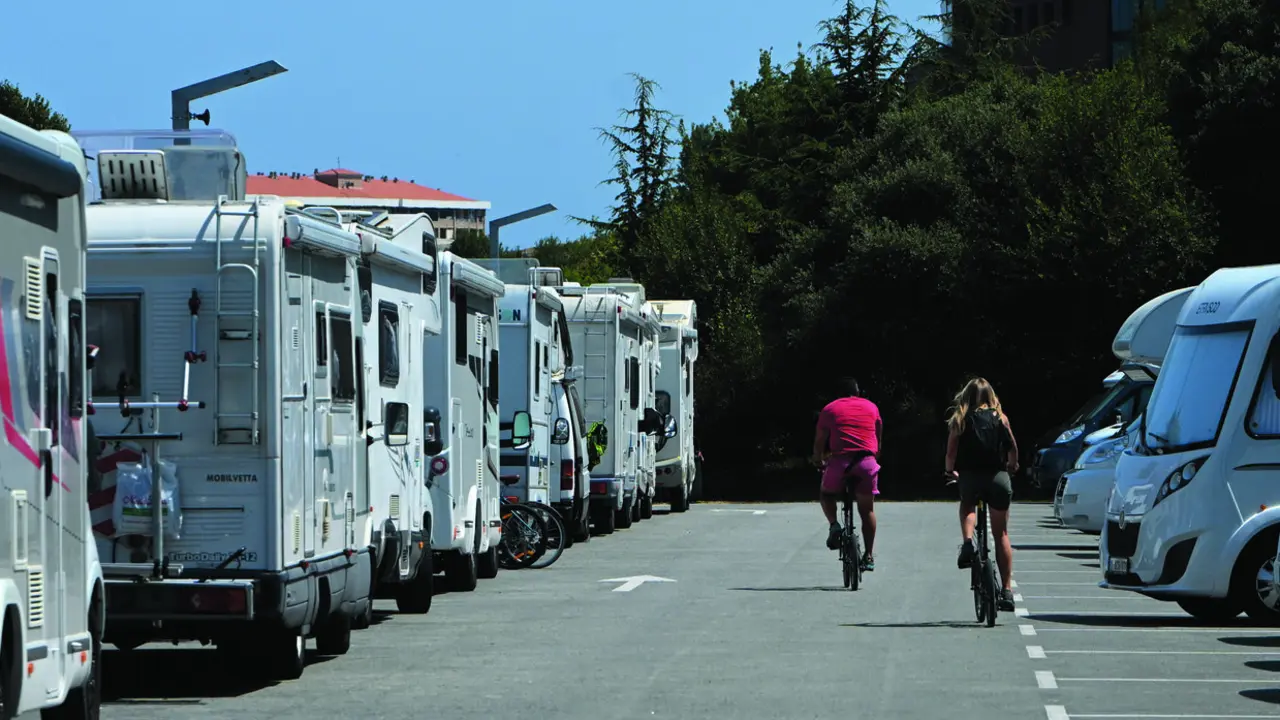Varias autocaravanas en un parking, / Alerta