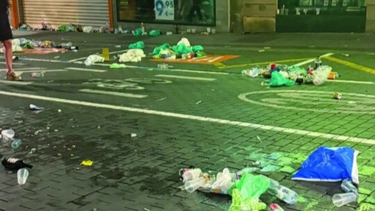 Las im&aacute;genes publicadas por los vecinos de una de las calles de la capital del Besaya tras una noche de fiestas. / Redes Sociales