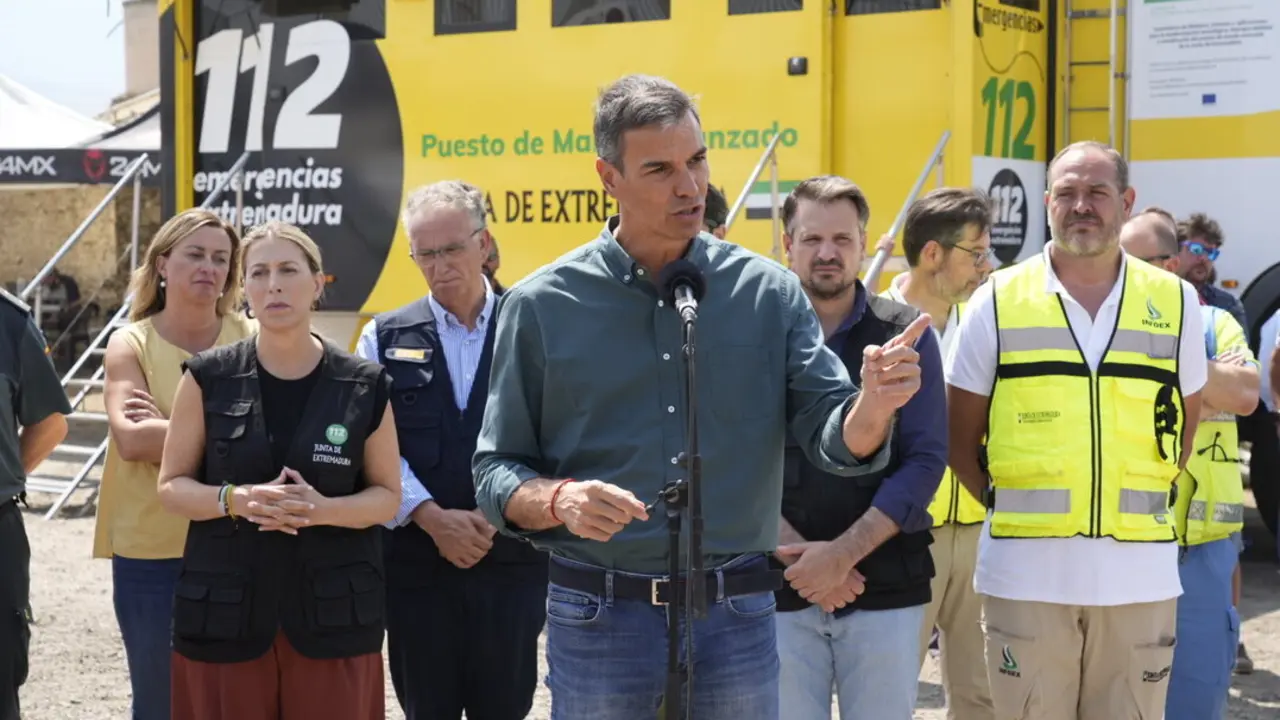 El presidente del Gobierno, Pedro S&aacute;nchez, junto a la presidenta de la Junta de Extremadura, Mar&iacute;a Guardiola. / Carlos Criado