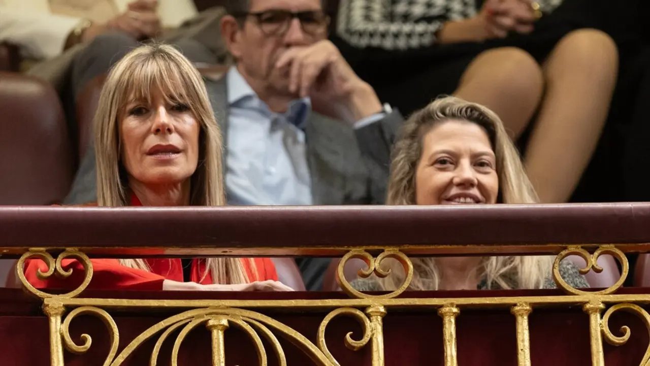 La mujer de Pedro S&aacute;nchez, Bego&ntilde;a G&oacute;mez (i) durante la segunda sesi&oacute;n del debate de investidura de Pedro S&aacute;nchez. / Eduardo Parra