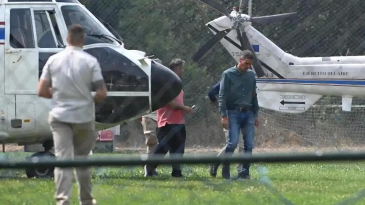 Pedro S&aacute;nchez llegando en Superpuma a una de las zonas afectadas por los fuegos. / EP
