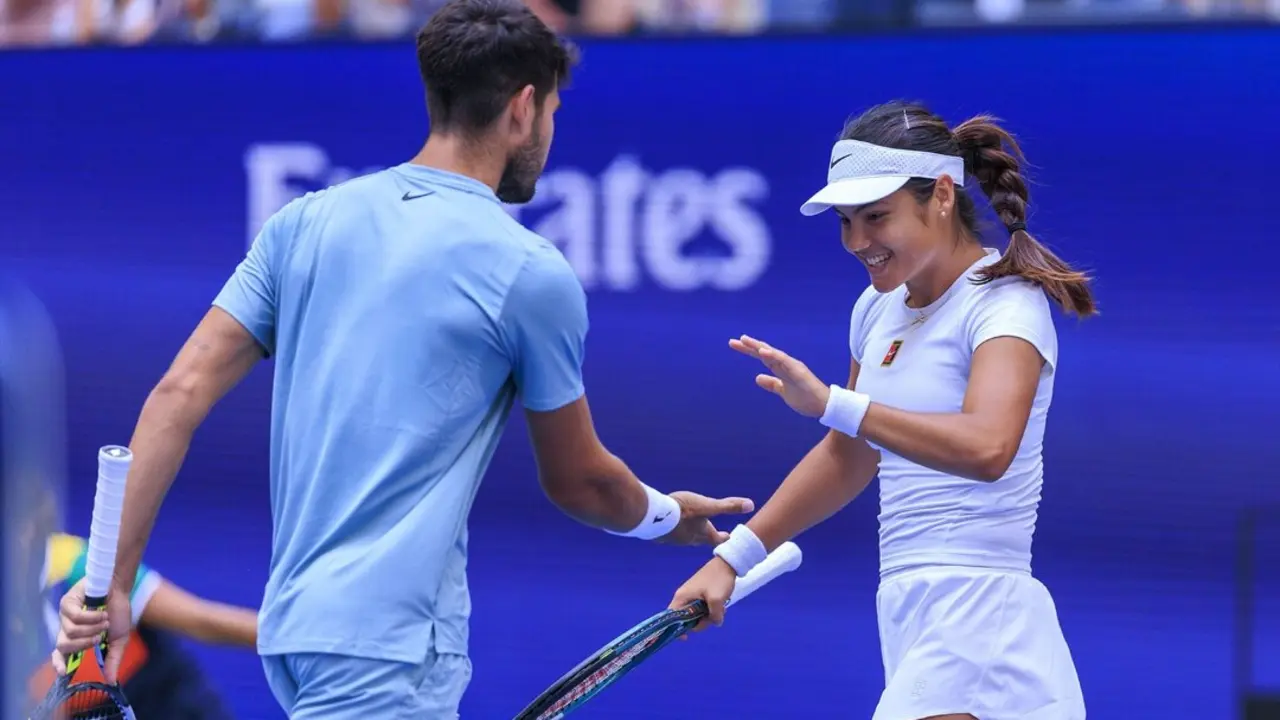 Emma Raducanu (der.) y Carlos Alcaraz celebran un punto durante el partido de cuartos de final de dobles mixtos contraJessica Pegula y Jack Draper. / EP