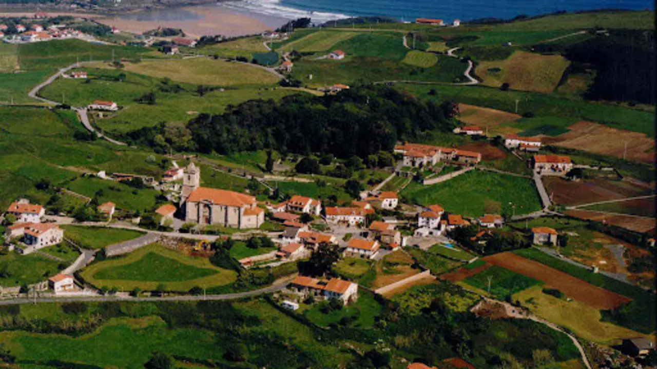Vista a&eacute;rea del pueblo de Arnuero. / A.A.