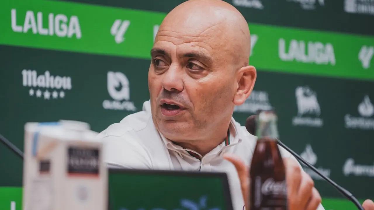 Chema Arag&oacute;n durante la presentaci&oacute;n de Peio Canales. / RRC