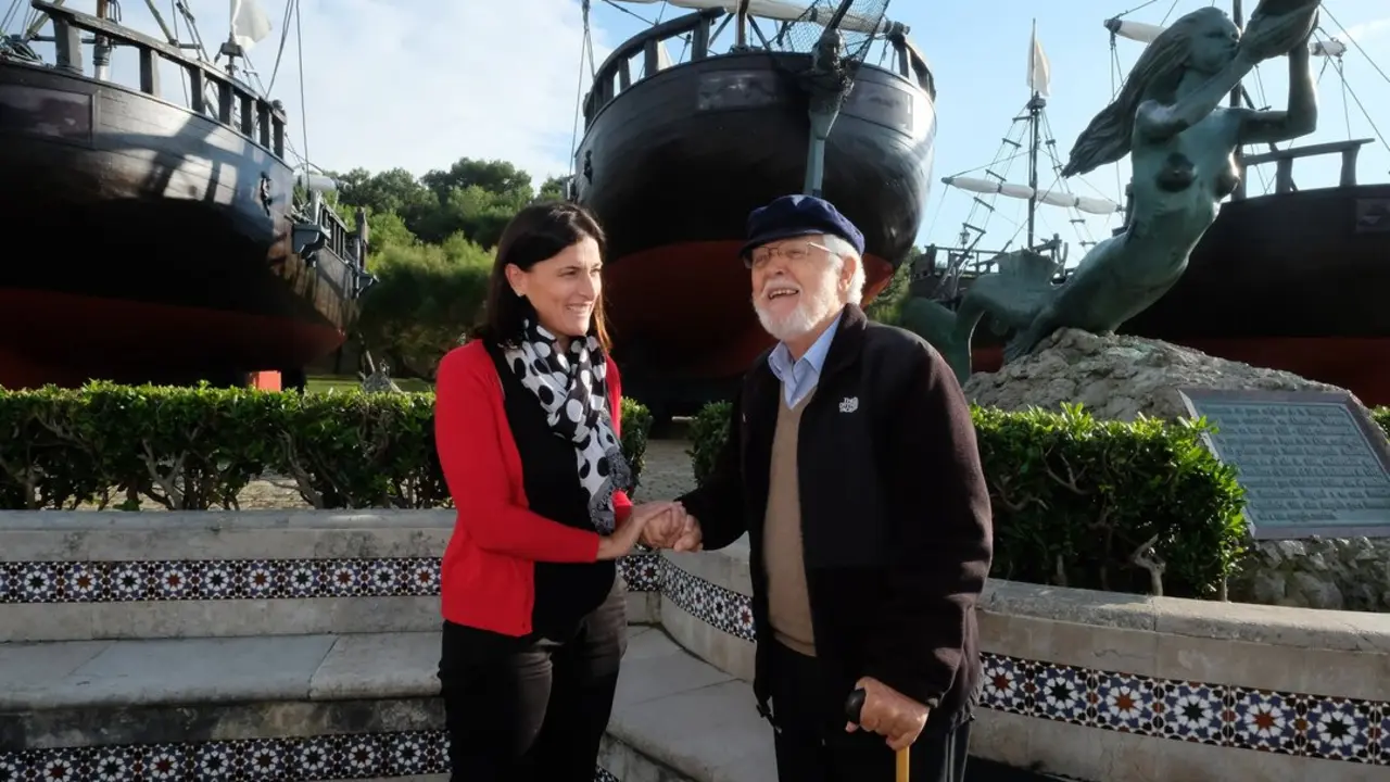 La alcaldesa de Santander, Gema Igual, con Vital Alsar frente a los galeones de La Magdalena. / A.E