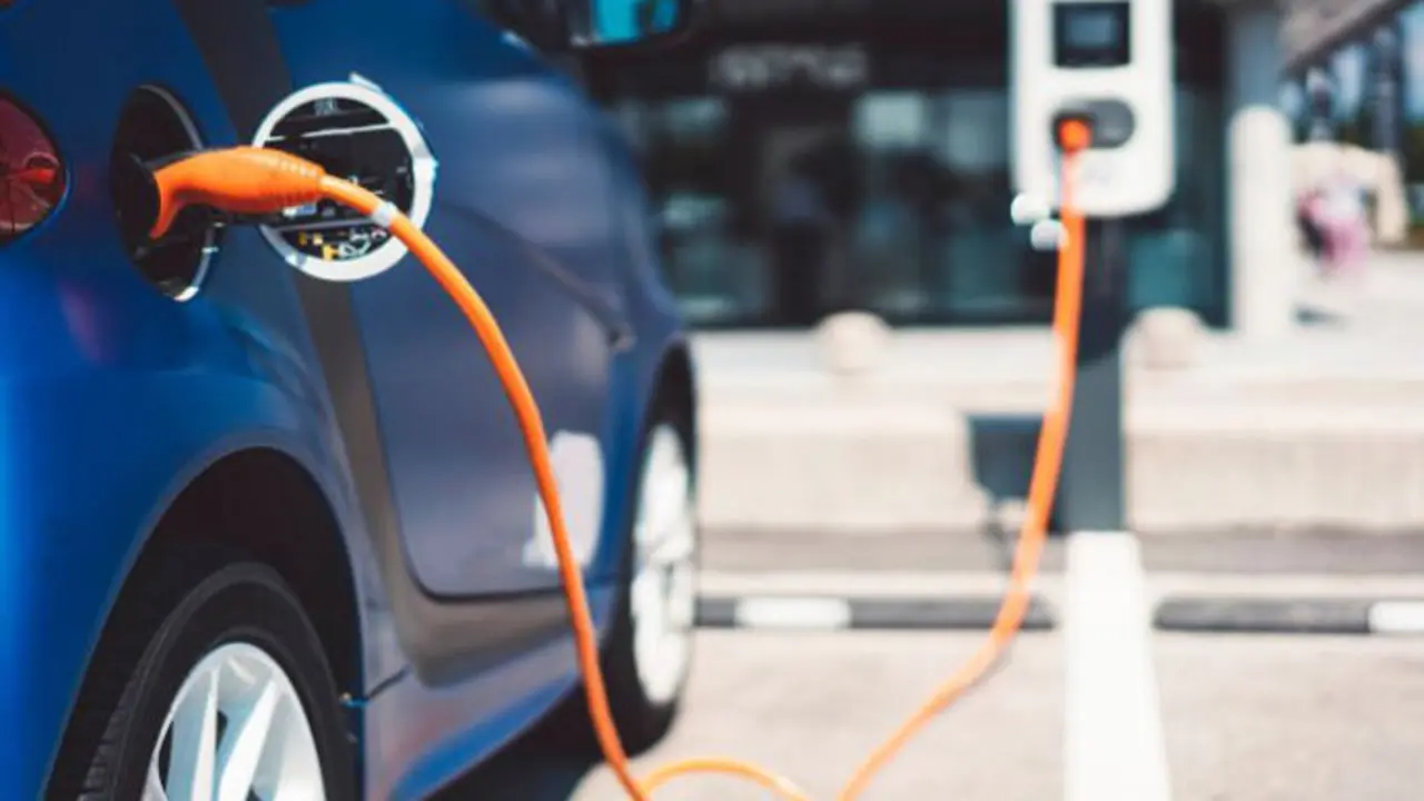 Un coche el&eacute;ctrico recargando en un parking. / x