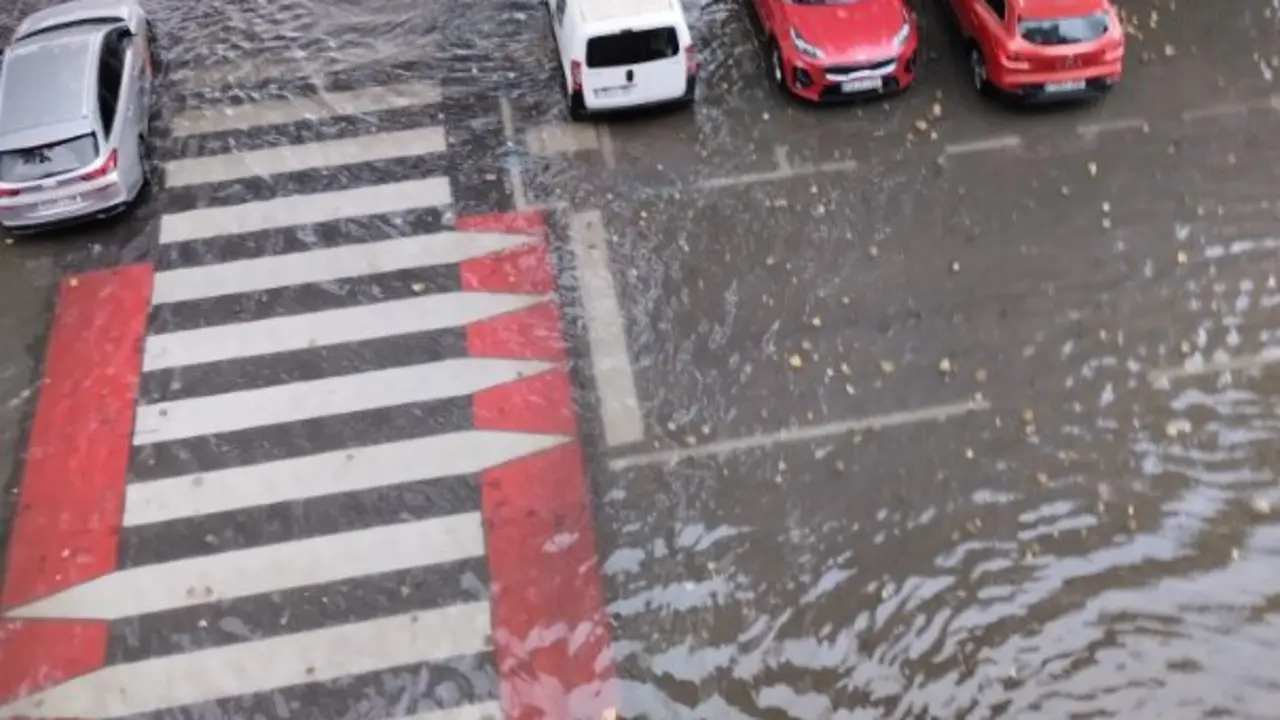 Una de las calles del barrio de Nueva Monta&ntilde;a, en Santander. / X