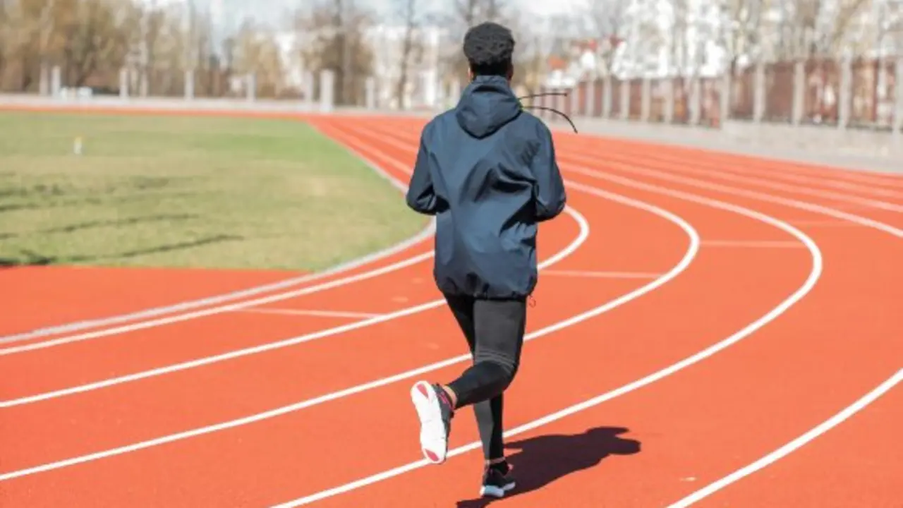 Una persona corre en una pista de atletismo. / A.P.