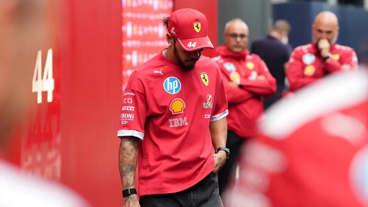 El piloto de Ferrari, Lewis Hamilton, cabizbajo. / Bradley Collyer