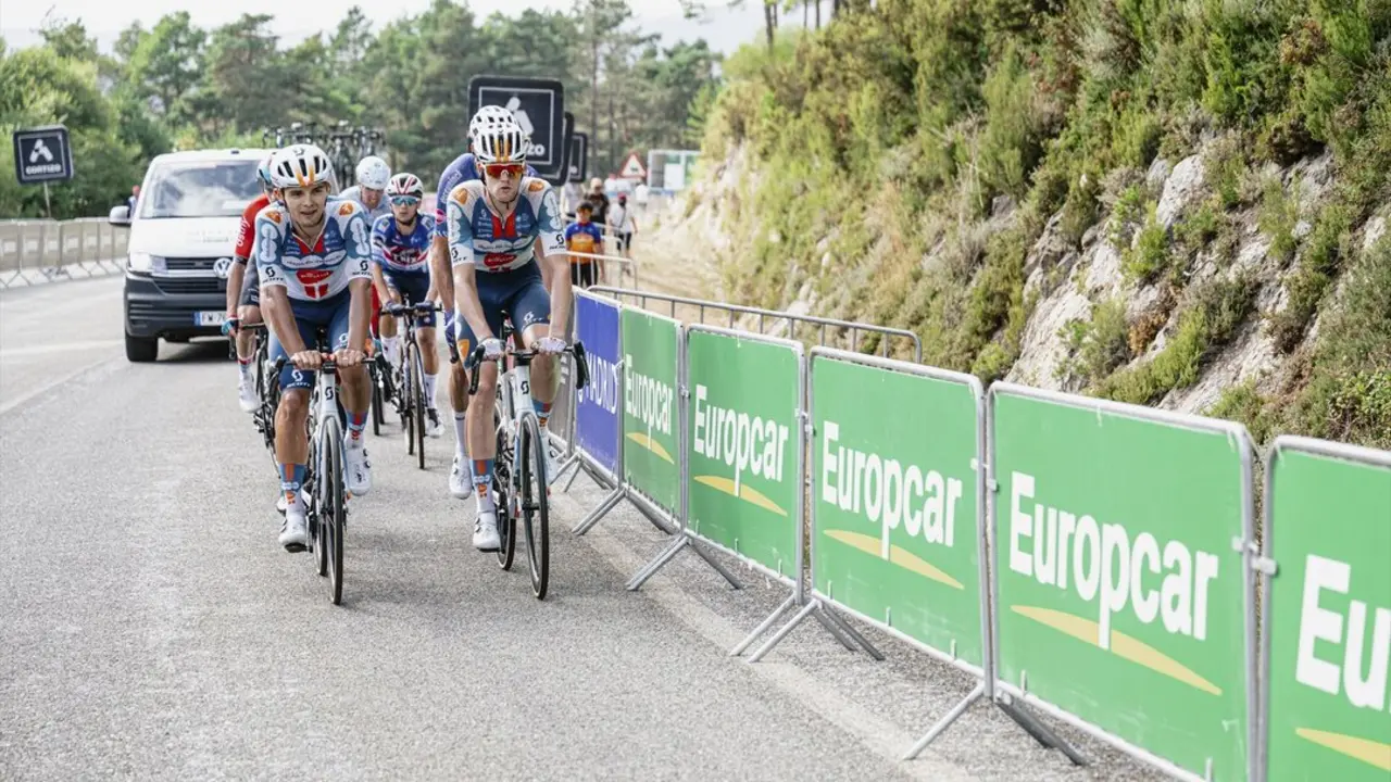 Varios ciclistas en una etapa de LaVuelta. / EP