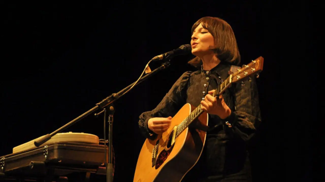 La cantante de pop folk Alondra Bentley durante un concierto. / x
