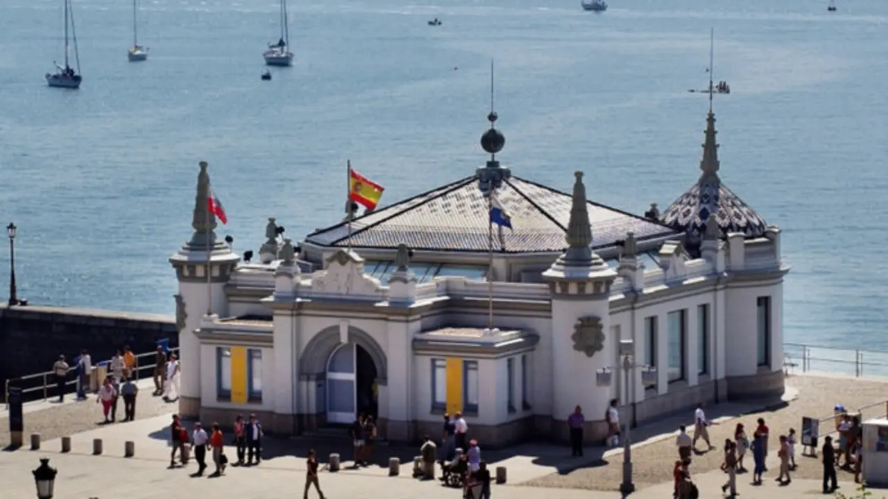 Exteriores del Palacete del Embarcadero en el paseo mar&iacute;timo. / x