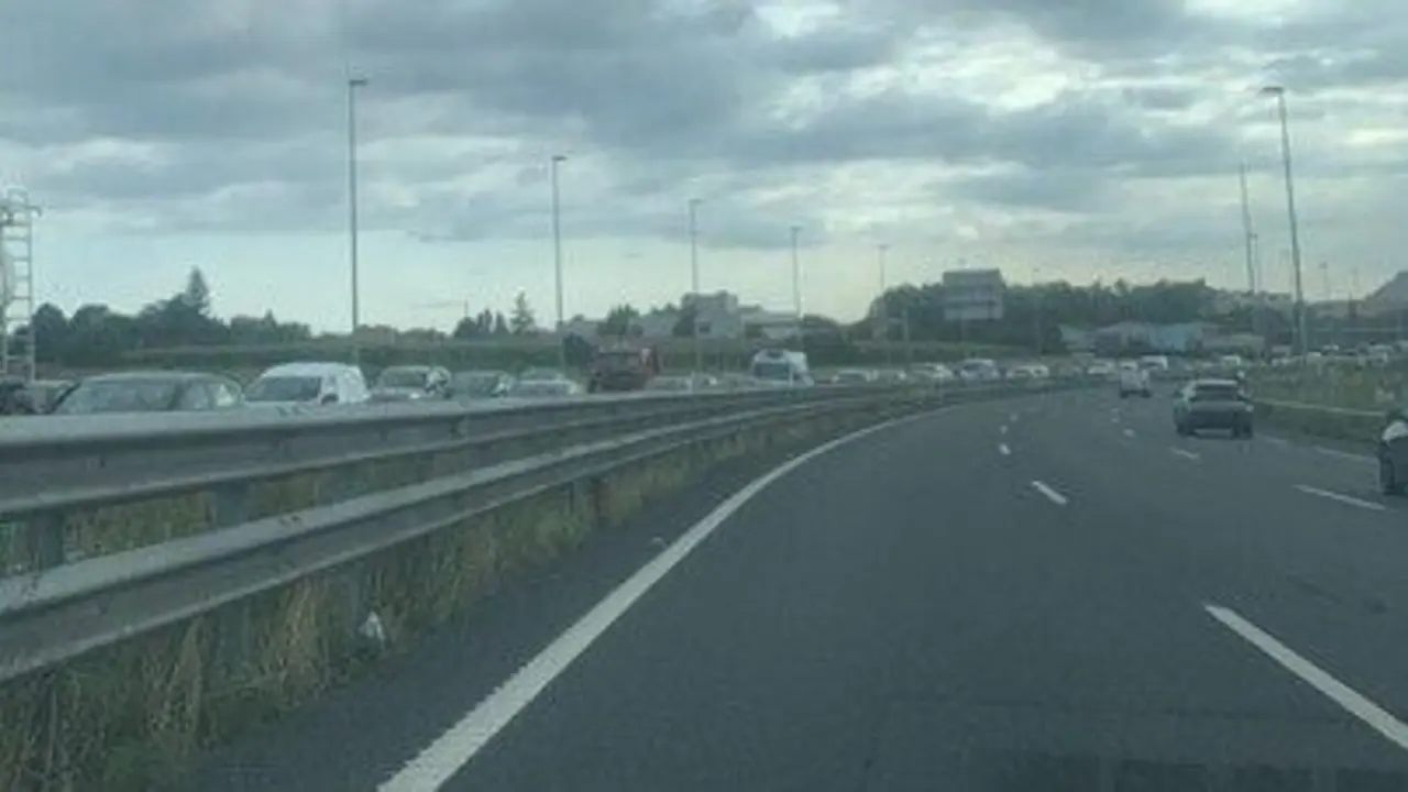 Varios coches durante el atasco en la A-67. / ALERTA