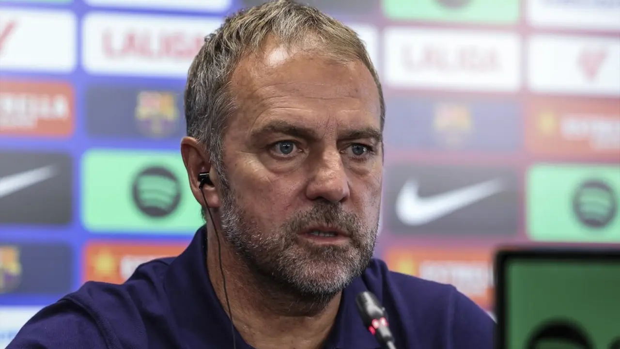 El entrenador del FC Barcelona, Hansi Flick, en rueda de prensa. / EP