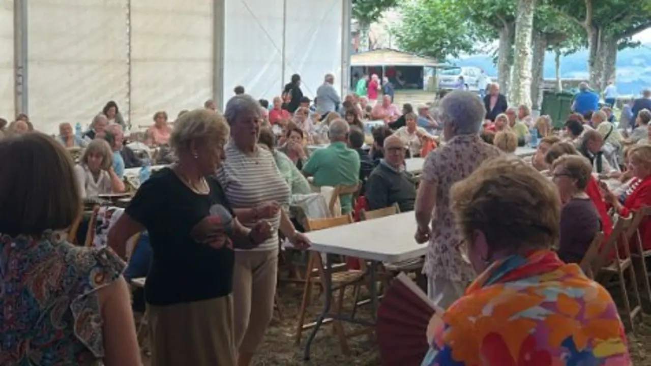 Varias se&ntilde;oras disfrutan de las Fiestas de la Virgen del Monte. / A.M.