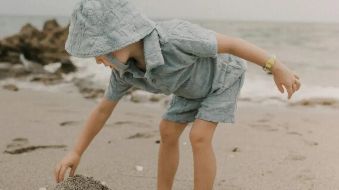 Un ni&ntilde;o jugando en la playa. / A.P.