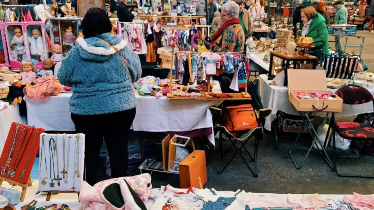 Varias personas en un mercadillo. / Ferias Cantabria