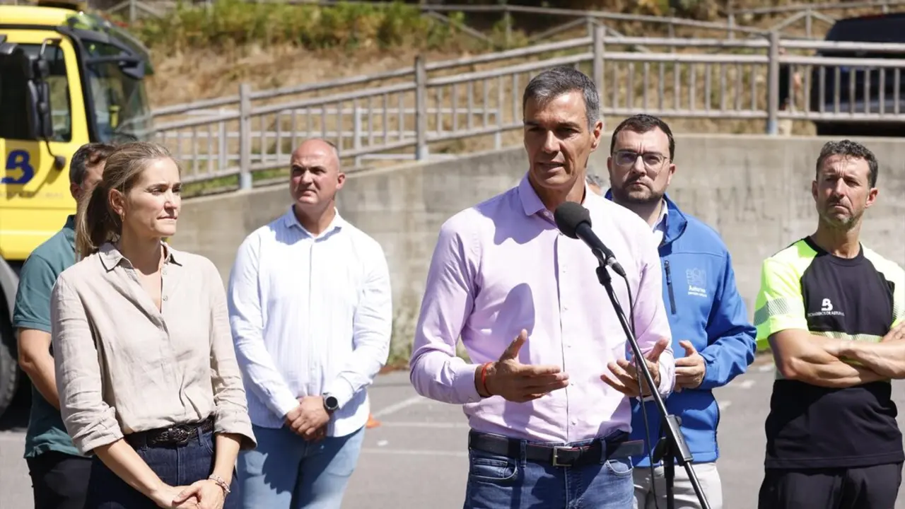 El presidente del Gobierno, Pedro S&aacute;nchez, acompa&ntilde;ado por el presidente del Principado de Asturias, Adri&aacute;n Barb&oacute;n. / Imanol Rimada