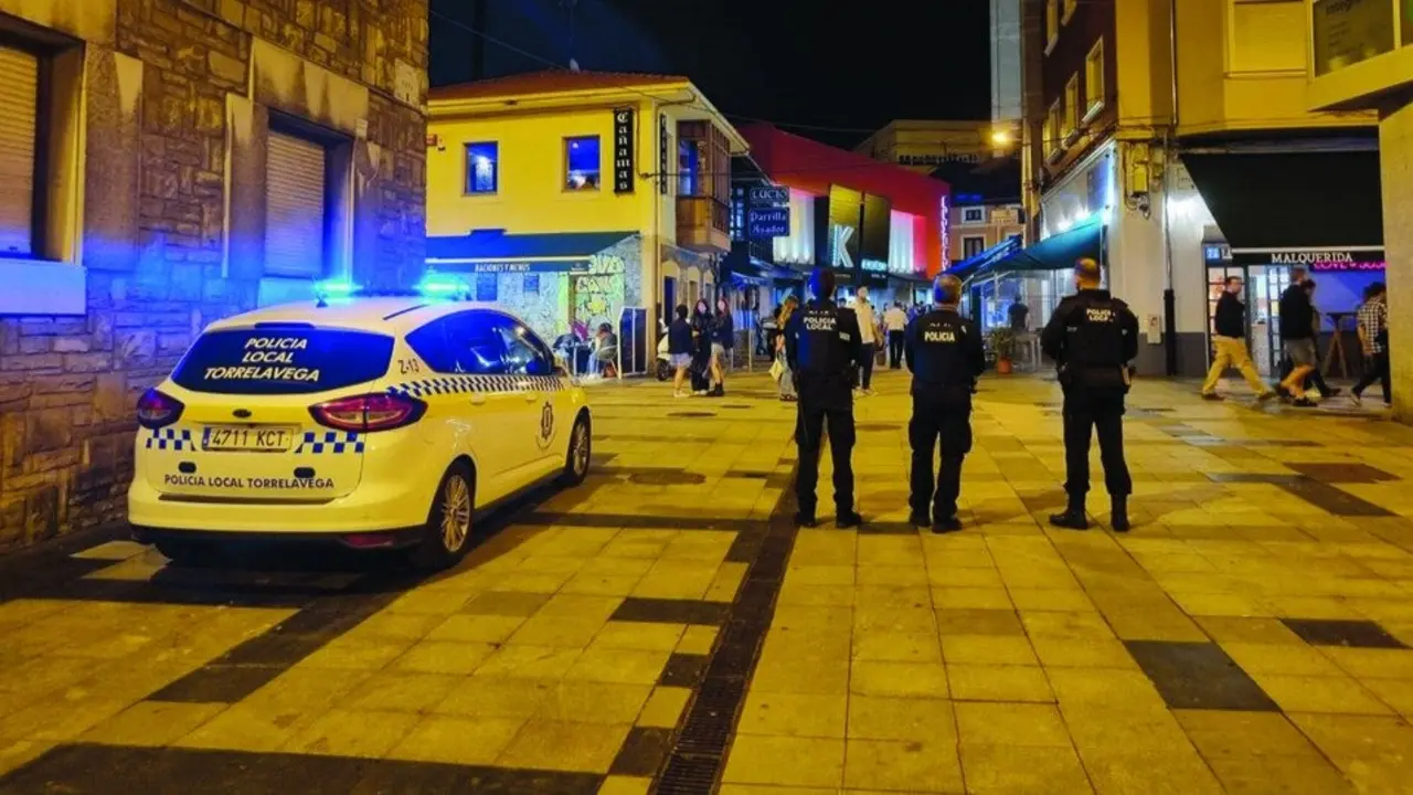 Agentes de Polic&iacute;a en la zona de vinos de Torrelavega. / Alerta